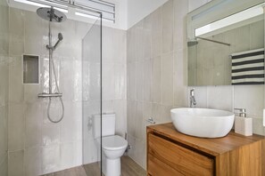 Ducha, secador de pelo, toallas, jabón