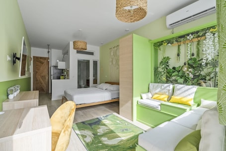 1 bedroom, desk, iron/ironing board, free WiFi. Le Botanik: Bohemian Garden