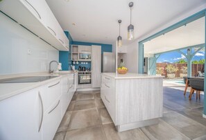 Kühlschrank, Mikrowelle, Ofen, Geschirrspüler