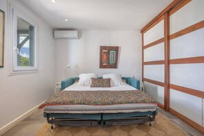 5 bedrooms, desk, iron/ironing board, free WiFi