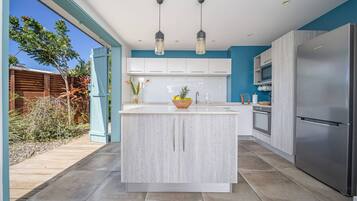 Kühlschrank, Mikrowelle, Ofen, Geschirrspüler