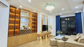 Business Apartment | Living area | 45-inch TV with digital channels, DVD player