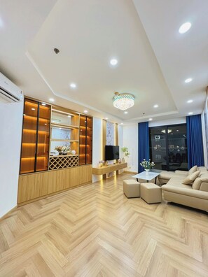 Appartement Affaires | Coin séjour | Télévision de 45 pouces avec chaînes numériques, lecteur de DVD