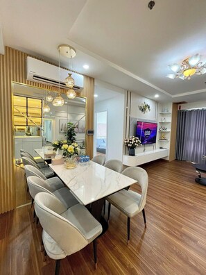 Business-Apartment | Essbereich im Zimmer