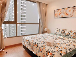 Standaard appartement, balkon, uitzicht op tuin | Een laptopwerkplek, verduisterende gordijnen