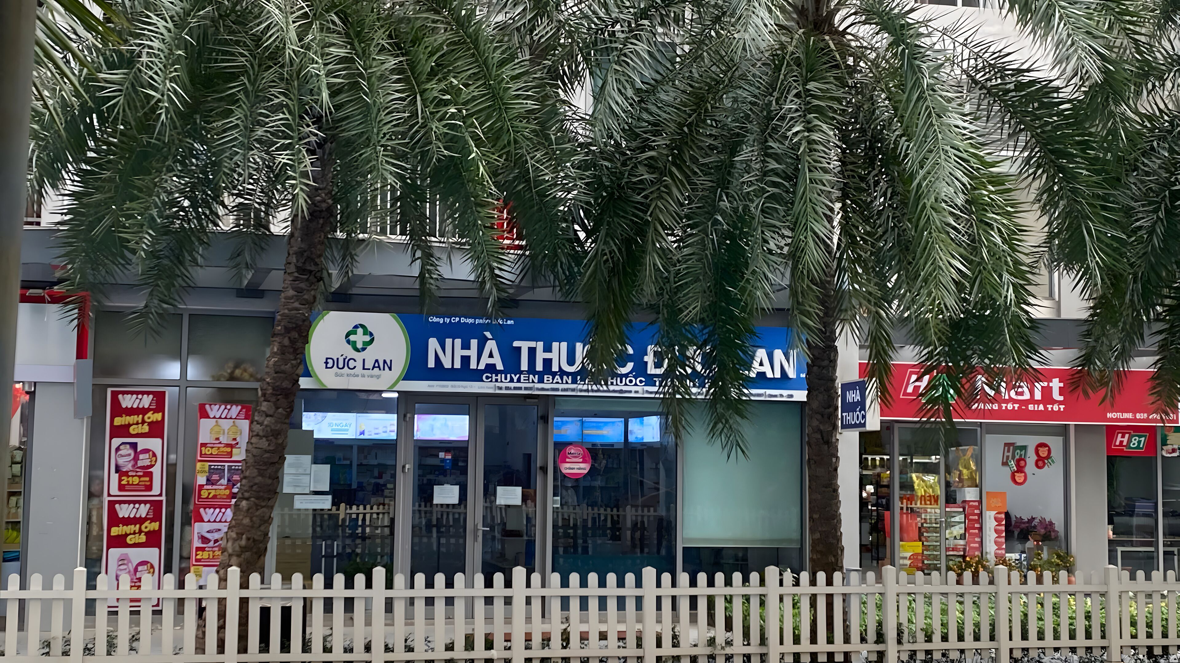 A pharmacy with a sign reading 'DUC LAN' and 'NHÀ THU CỔ PHAI'.