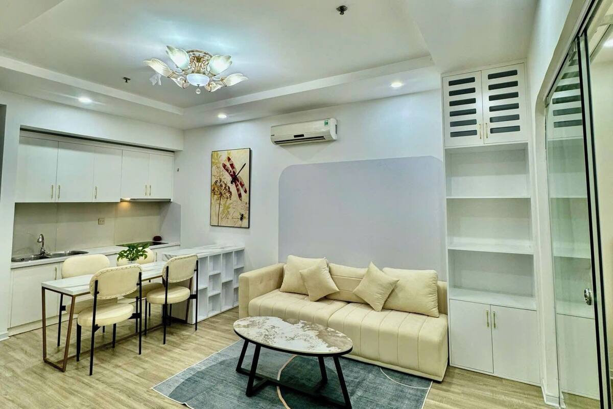 Apartamento familiar | Espacio para trabajar con un portátil y cortinas opacas
