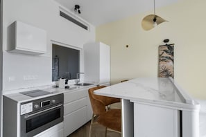 Kylskåp, mikrovågsugn, ugn och diskmaskin