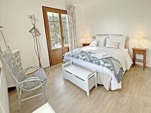 2 bedrooms, travel cot, WiFi, bed sheets
