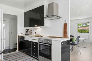 Fridge, oven, stovetop, dishwasher - Lovely house with sea view and large terrace (Karrebæksminde)