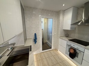 Kühlschrank, Mikrowelle, Ofen, Wasserkocher mit Kaffee-/Teezubehör