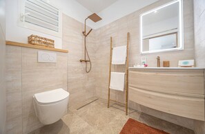 Dusche, Haartrockner, Handtücher