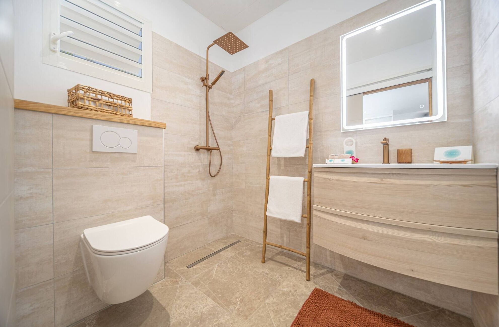 Regadera, secadora de cabello, toallas, jabón 