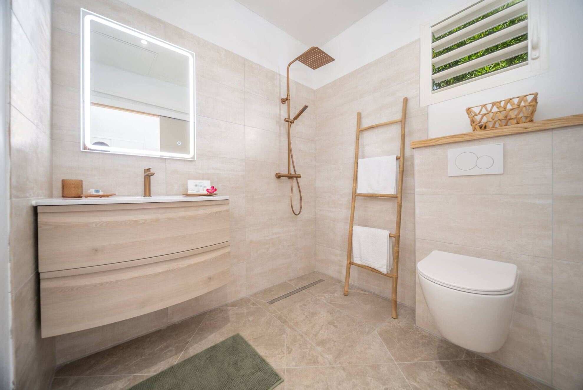 Regadera, secadora de cabello, toallas, jabón 