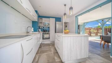 KĂŒhlschrank, Mikrowelle, Ofen, GeschirrspĂŒler