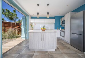 Jääkaappi, mikroaaltouuni, uuni, astianpesukone