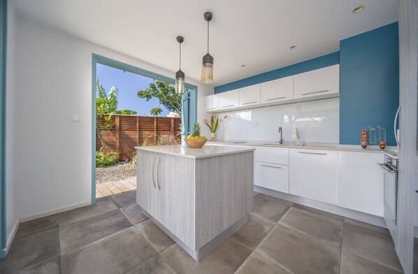 Jääkaappi, mikroaaltouuni, uuni, astianpesukone