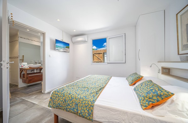 3 habitaciones, escritorio, tabla de planchar con plancha y wifi gratis