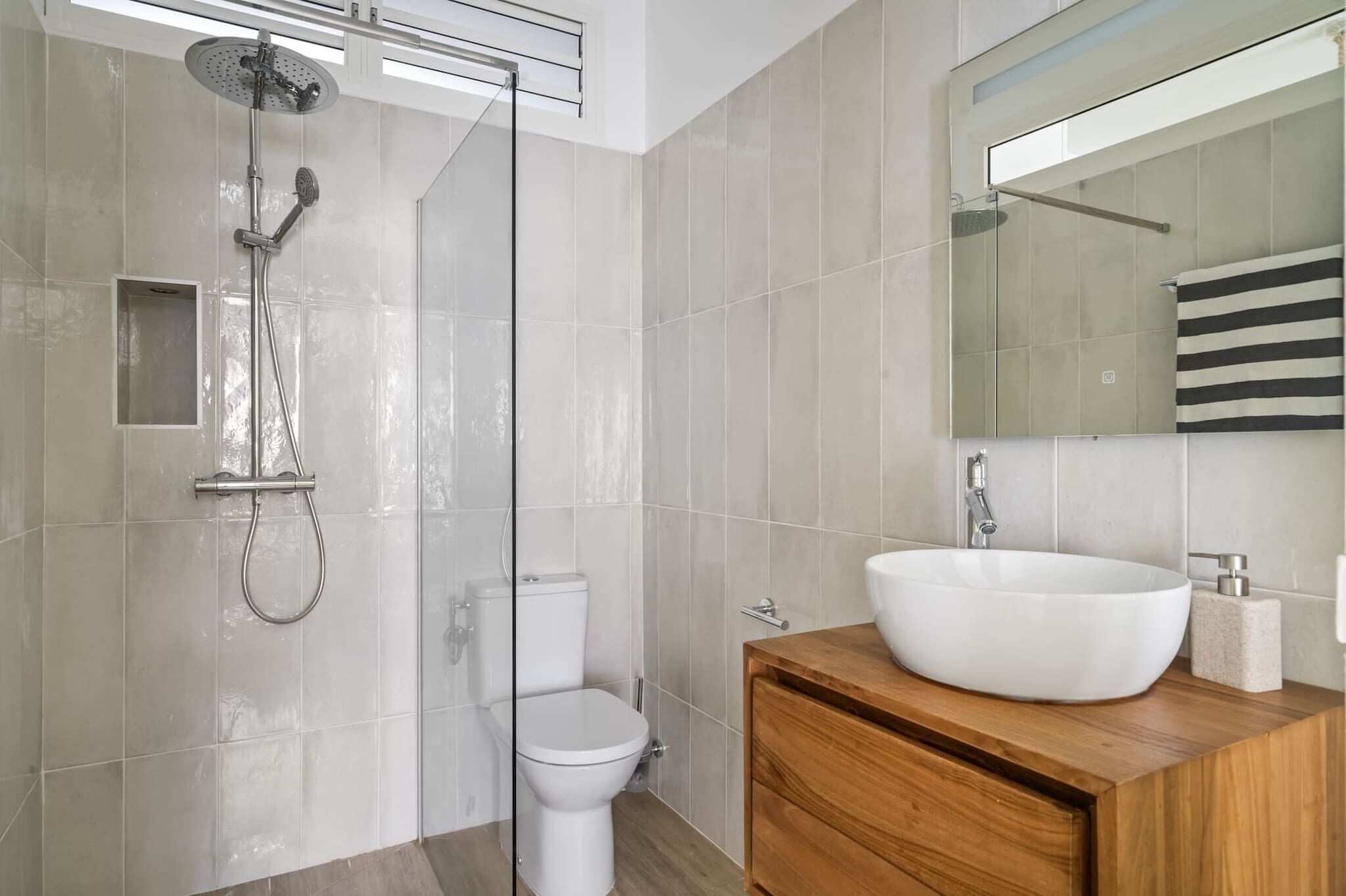 Een douche, een haardroger, handdoeken, zeep