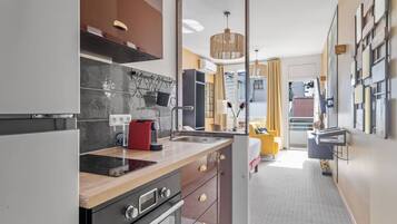 Een koelkast, een magnetron, een oven, een vaatwasser