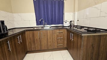 Appartement, 2 slaapkamers, balkon | Privékeuken | Een koelkast met diepvriezer, een microgolfoven, een kookplaat