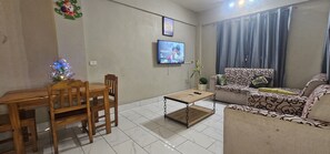 42-inch Smart TV with digital channels, Netflix, streaming services - Ideal Home (Nadi)
