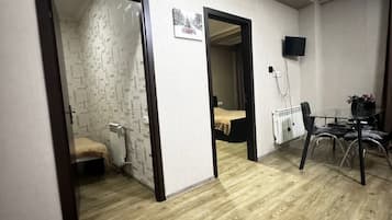 2 habitaciones, tabla de planchar con plancha, wifi y ropa de cama