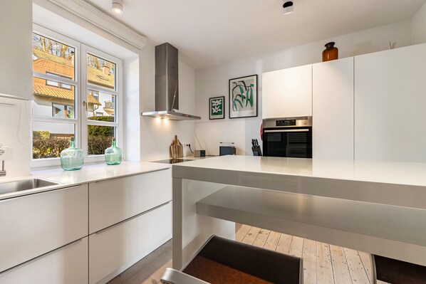 Kühlschrank, Ofen, Herdplatte, Geschirrspüler