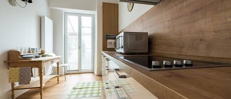 Cafeteira/chaleira, geladeira, micro-ondas, cooktop