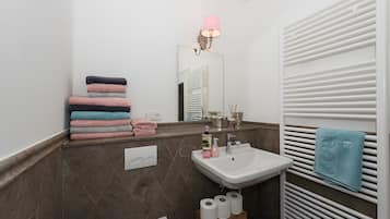 Chuveiro, secador de cabelo, toalhas de banho