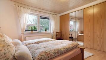 2 makuuhuonetta, silitysrauta/-lauta, ilmainen Wi-Fi, vuodevaatteet