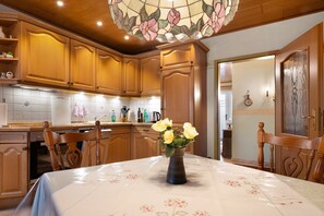 Dining - Apartment 'Kaiser' with Shared Terrace, Shared Garden and Wi-Fi (Südbrookmerland)