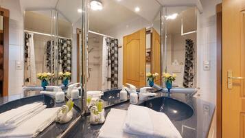 Een douche, een haardroger, handdoeken