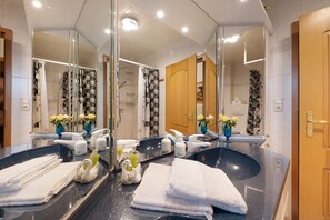 Shower, hair dryer, towels - Apartment 'Kaiser' with Shared Terrace, Shared Garden and Wi-Fi (Südbrookmerland)