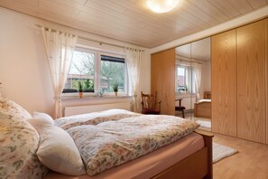 2 bedrooms, iron/ironing board, free WiFi, bed sheets