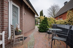 Outdoor dining - Apartment 'Kaiser' with Shared Terrace, Shared Garden and Wi-Fi (Südbrookmerland)