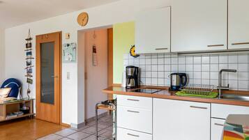 Kühlschrank, Herdplatte, Wasserkocher mit Kaffee-/Teezubehör