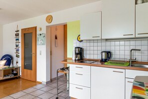 Fridge, stovetop, coffee/tea maker, electric kettle