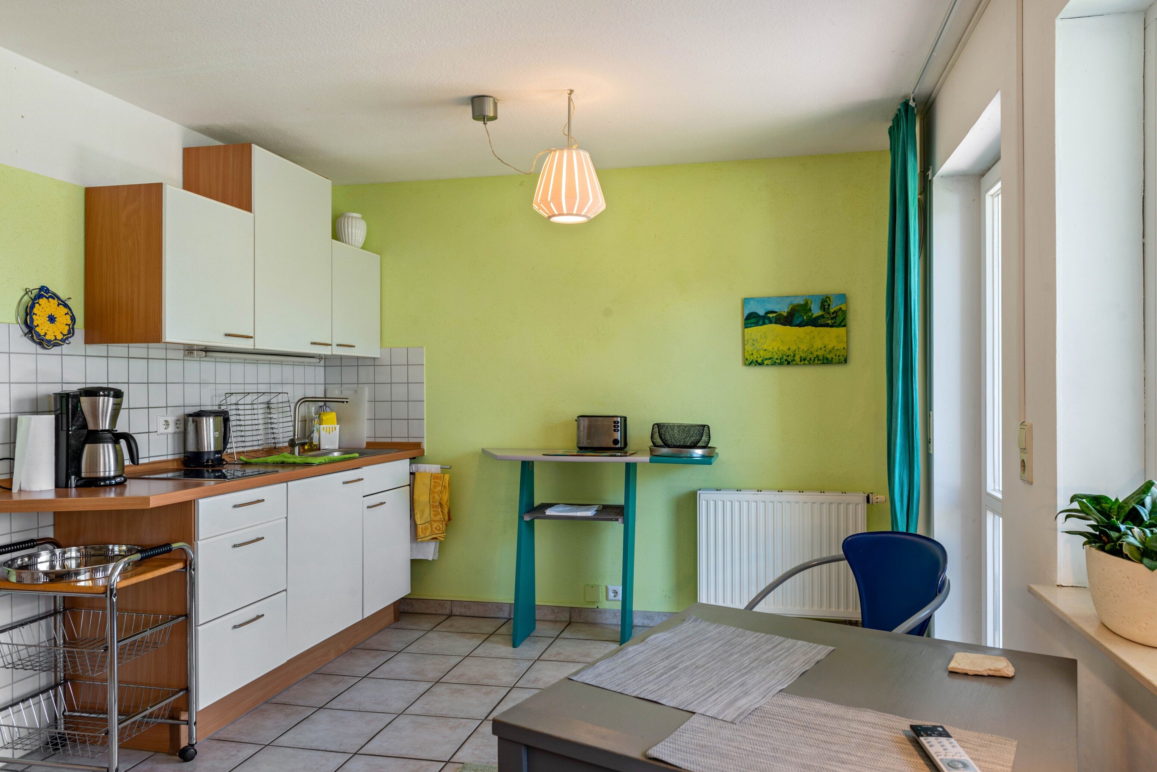 Kühlschrank, Herdplatte, Wasserkocher mit Kaffee-/Teezubehör