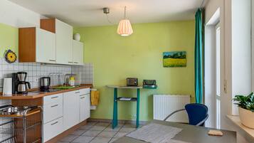 Kühlschrank, Herdplatte, Wasserkocher mit Kaffee-/Teezubehör