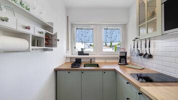 Kühlschrank, Mikrowelle, Herdplatte, Geschirrspüler