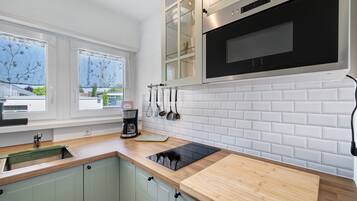 Kühlschrank, Mikrowelle, Herdplatte, Geschirrspüler