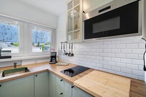 Fridge, microwave, stovetop, dishwasher - Apartment 'Andrea' with Balcony and Wi-Fi (Langenargen)