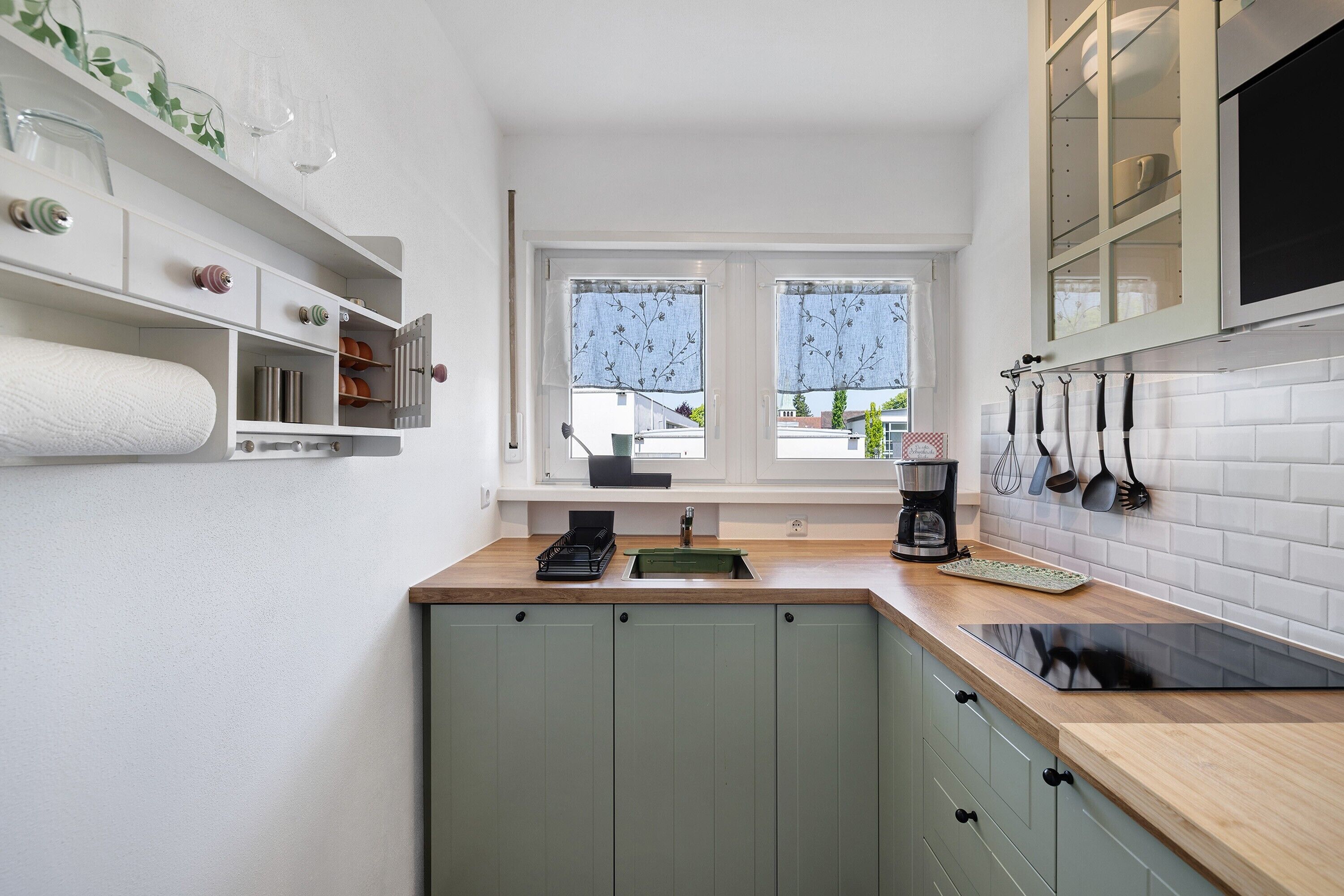 Kühlschrank, Mikrowelle, Herdplatte, Geschirrspüler