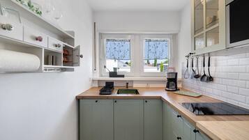 Kühlschrank, Mikrowelle, Herdplatte, Geschirrspüler
