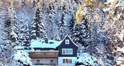 Holiday Home 'Tannenhäuschen' with Mountain View, Private Terrace and Wi-Fi