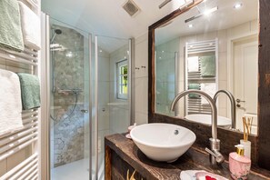 Douche, séchoir à cheveux, serviettes fournies