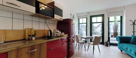 Jääkaappi, mikroaaltouuni, liesi, astianpesukone