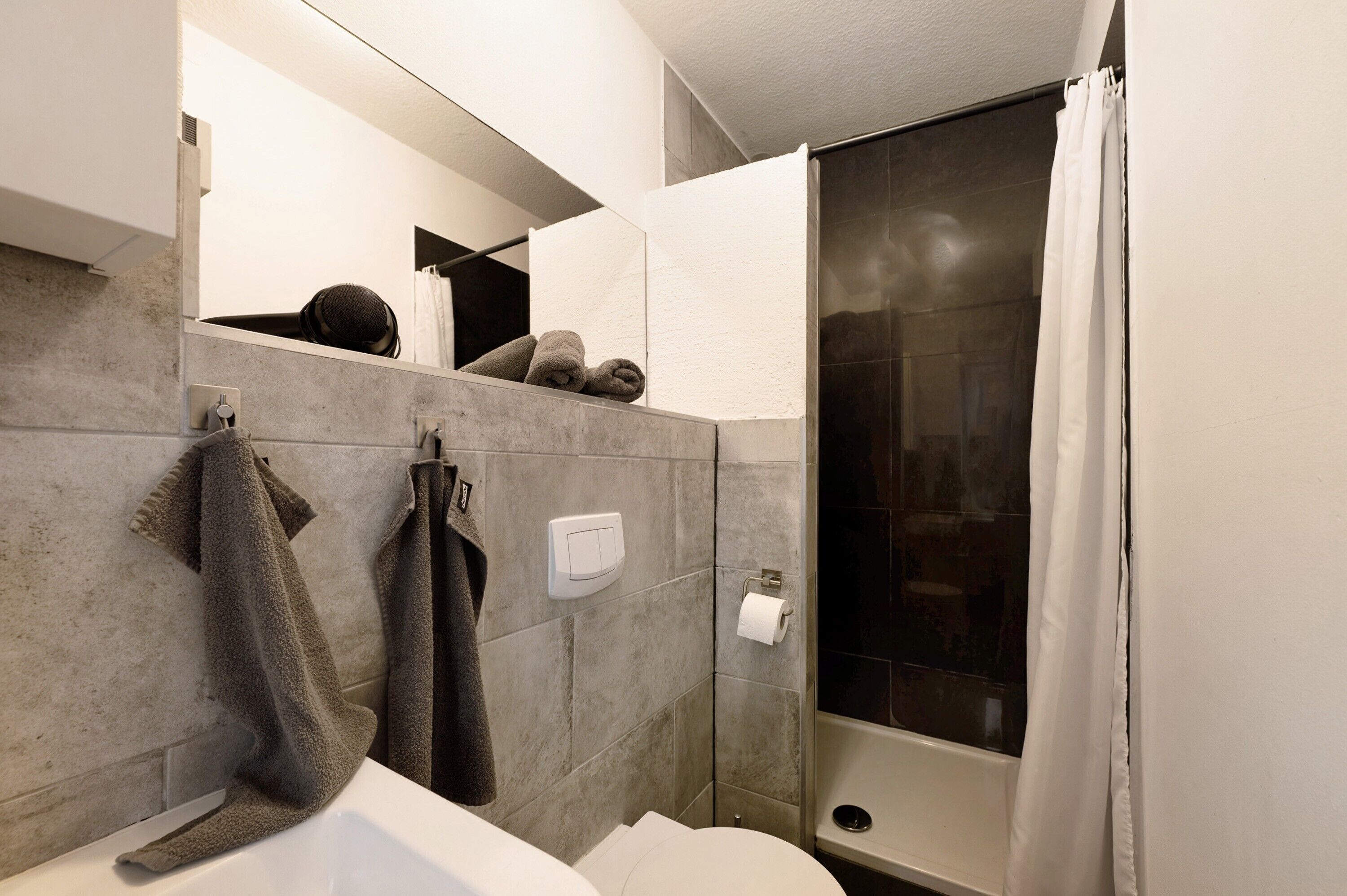 Shower, hair dryer, towels