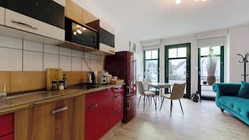 Kühlschrank, Mikrowelle, Herdplatte, Geschirrspüler
